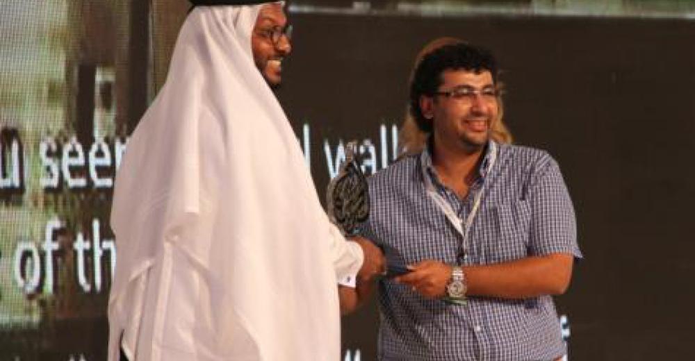 محمد عمر يتسلم جائزة الحريات العامة عن فيلم "الهروب إلى الموت"